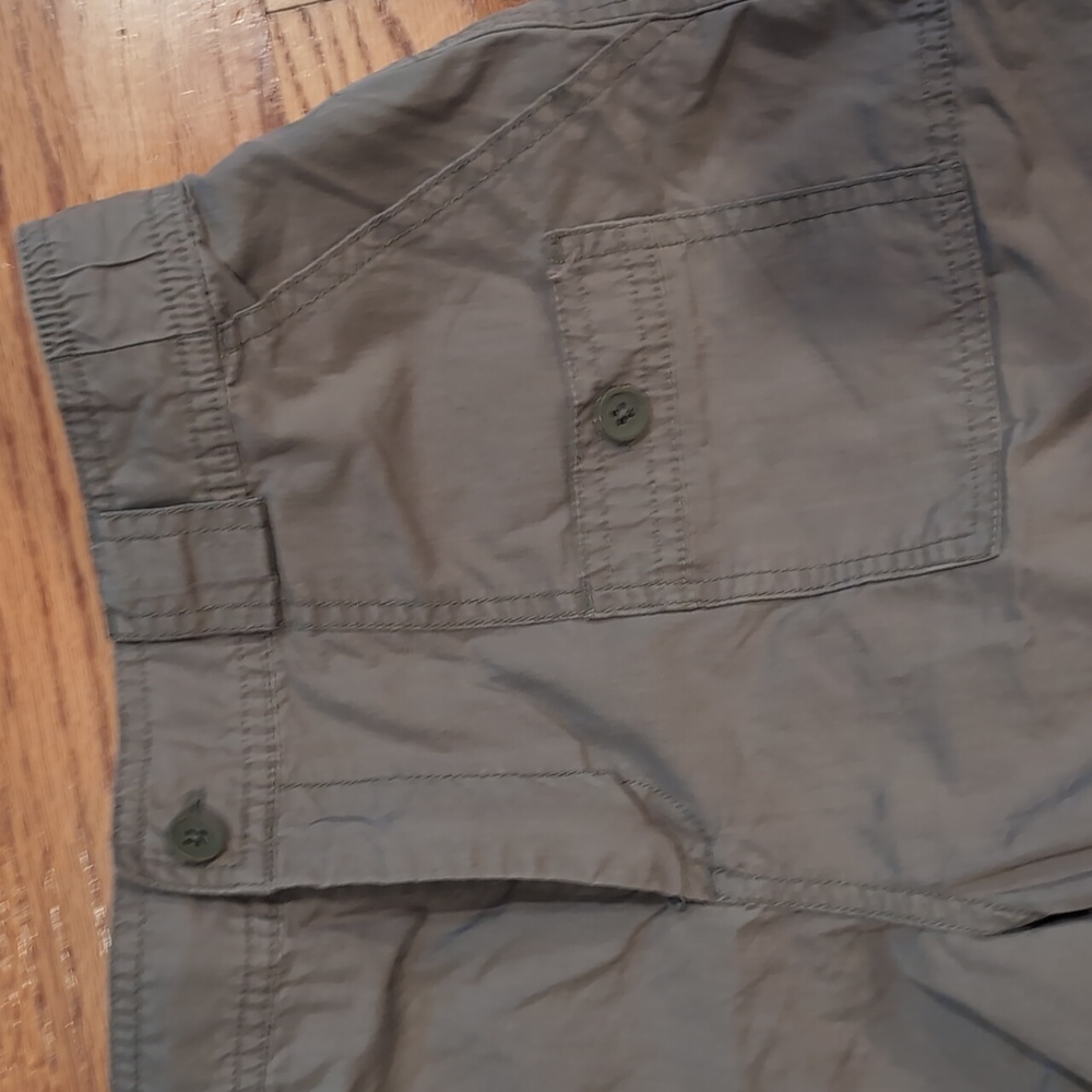 GAP Cargo Shorts - Picture 3 of 4